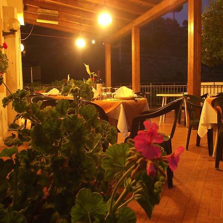 Hotel Ristorante Mosaici เปียซซา อาร์เมรีนา ภายนอก รูปภาพ