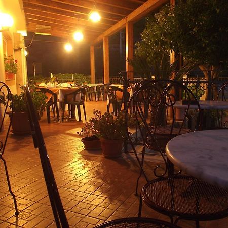 Hotel Ristorante Mosaici เปียซซา อาร์เมรีนา ภายนอก รูปภาพ