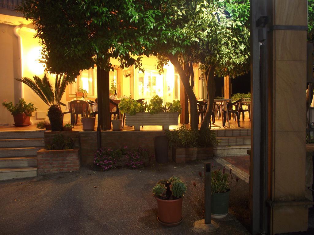 Hotel Ristorante Mosaici เปียซซา อาร์เมรีนา ภายนอก รูปภาพ