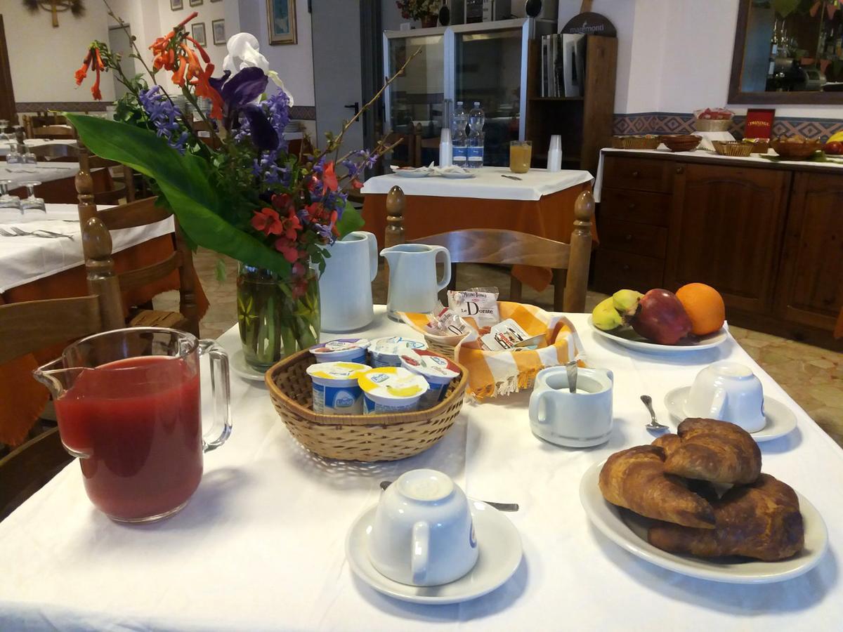 Hotel Ristorante Mosaici เปียซซา อาร์เมรีนา ภายนอก รูปภาพ