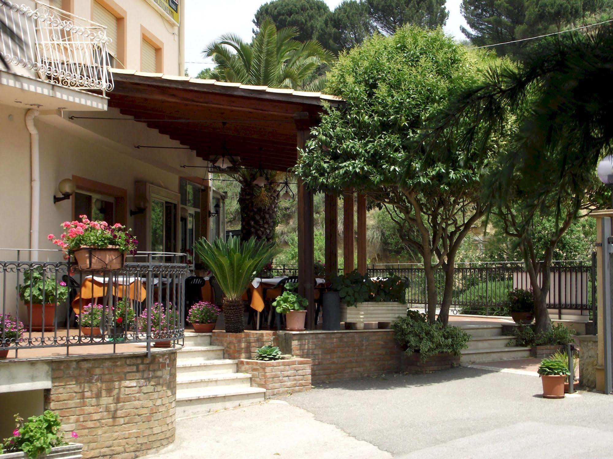 Hotel Ristorante Mosaici เปียซซา อาร์เมรีนา ภายนอก รูปภาพ